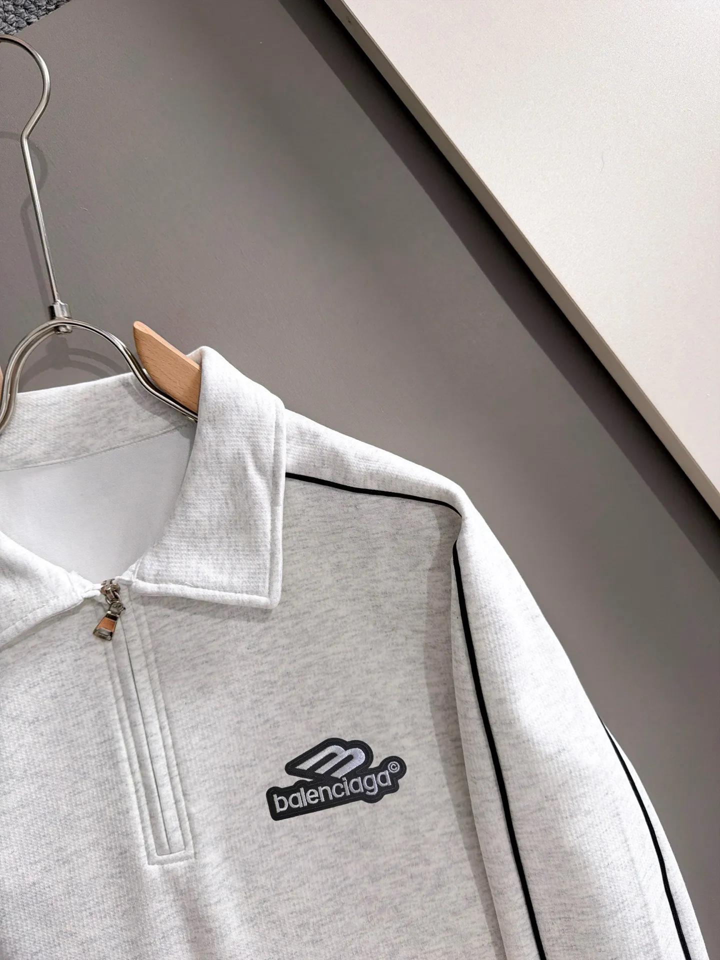 Balenciaga 2026 Long Sleeve Lapel Sweatshirt for Men and Women Same Style Many Stars Same Style, Top Original Version Feel Free to Compare🆚The fabric is custom-dyed and lightly sprayed and distressed. The fabric, material, and details are consistent with the original version. Special cotton and linen fabrics are used. The cost of the fabric is extremely expensive. It is twice as expensive as pure cotton materials. We will do our best at all costs. Three standards are complete. The comparison between non-market products and my fabrics is very different. Only the top version is made! Size: M-4XL